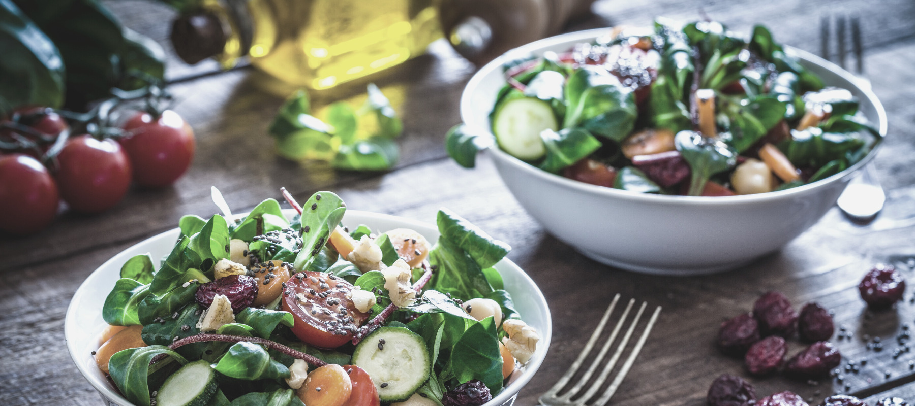 Scheinfasten - Zwei bunte Salatschüsseln ansprechend angerichtet